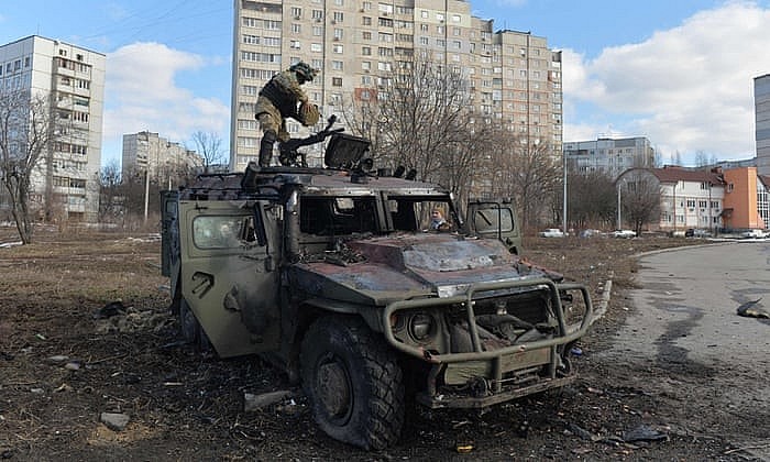Fighting on streets of Kharkiv after Russian tanks enter Ukrainian city. Photo: The Guardian