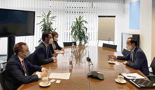 Vietnamese Ambassador to Belgium and Luxembourg Nguyen Van Thao (right) meets with officials from the Ministry of Economy of Luxembourg. Photo: VNA