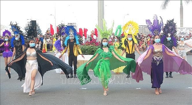 Dancers parade on the streets of Dong Hoi, Quang Binh attracting a large number of domestic and foreign tourists. Photo: Duc Tho/VNA