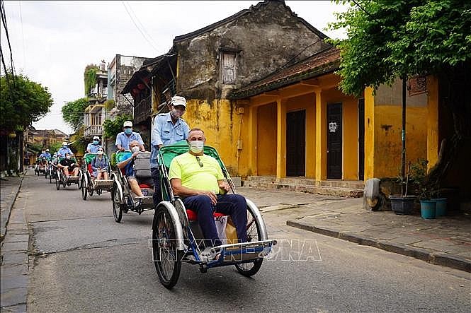 Visitors experience the ancient town of Hoi An after a 2-year hiatus due to the COVID-19 epidemic. Photo: Doan Huu Trung - VNA