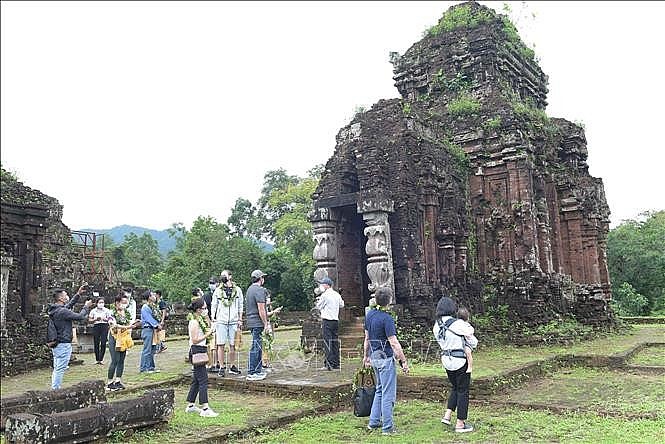International tourists visit the core area of ​​My Son World Cultural Heritage. Photo: Doan Huu Trung - VNA