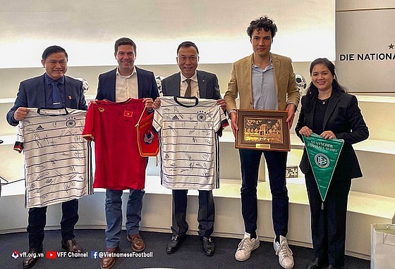Acting Chairman of the VFF Tran Quoc Tuan (centre), Standing member of the Executive Committee of the VFF Tran Anh Tu (far left) and Deputy General Secretary of the Vietnam Football Federation Nguyen Thanh Ha (far right) take souvenir photos with leaders' representatives German Football Federation.