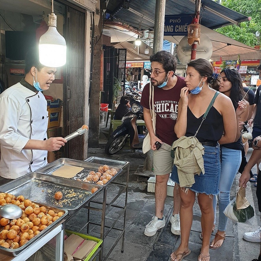 The tour guide introduces visitors to Vietnamese cuisine.