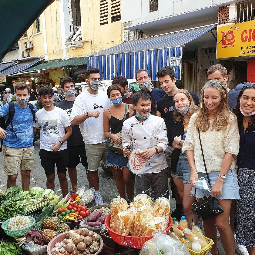 The tour guide introduces visitors to Vietnamese cuisine.