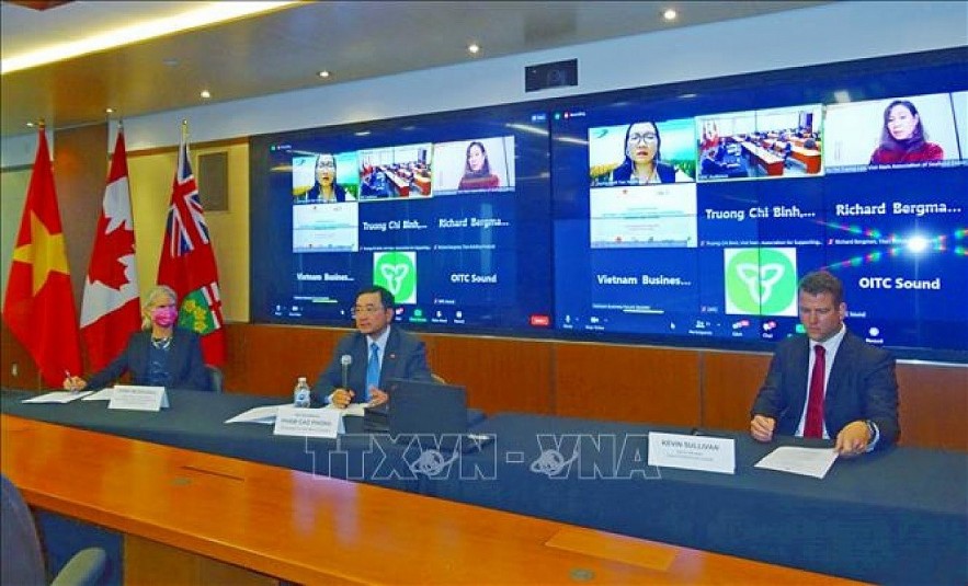 Vietnamese Ambassador to Canada Pham Cao Phong (middle) answers questions about Vietnam-Canada cooperation at the seminar (Photo:VNA)