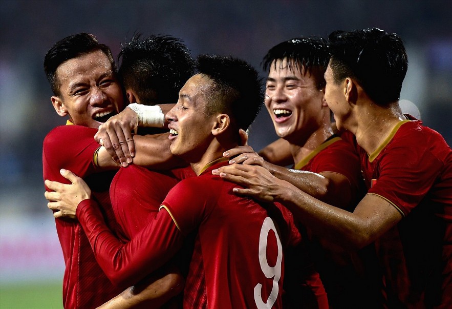 Tien Linh and fellow player in Vietnam team celebrate victory goal. Photo: Lao Dong