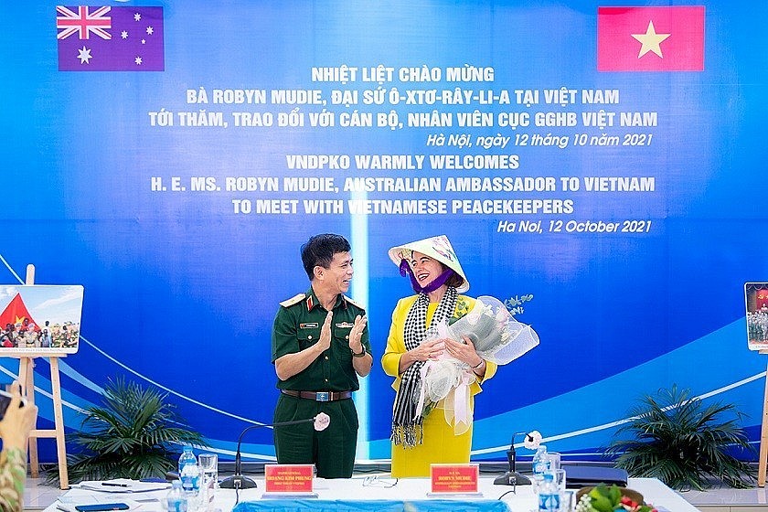 Major General Hoang Kim Phung, Director of the Vietnam Peacekeeping Department, presented a commemorative conical hat to the Australian Ambassador to Vietnam.