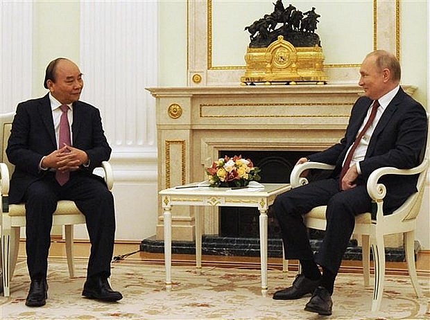 President Nguyen Xuan Phuc (L) holds talks with Russian President Vladimir Putin. (Photo: VNA)