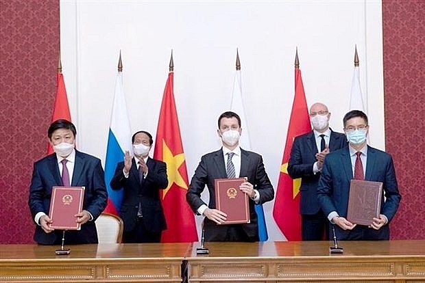 Vietnamese Deputy Prime Minister Le Van Thanh and his Russian counterpart Chernyshenko witness the signing of cooperation agreements between the two countries in energy, oil and gas, culture and health care (Photo: VNA)