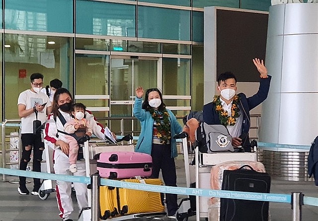 South Korean tourists arrive at Đà Nẵng International Airport in November as part of Việt Nam's pilot international tourism resumption programme. — VNA/VNS Photo