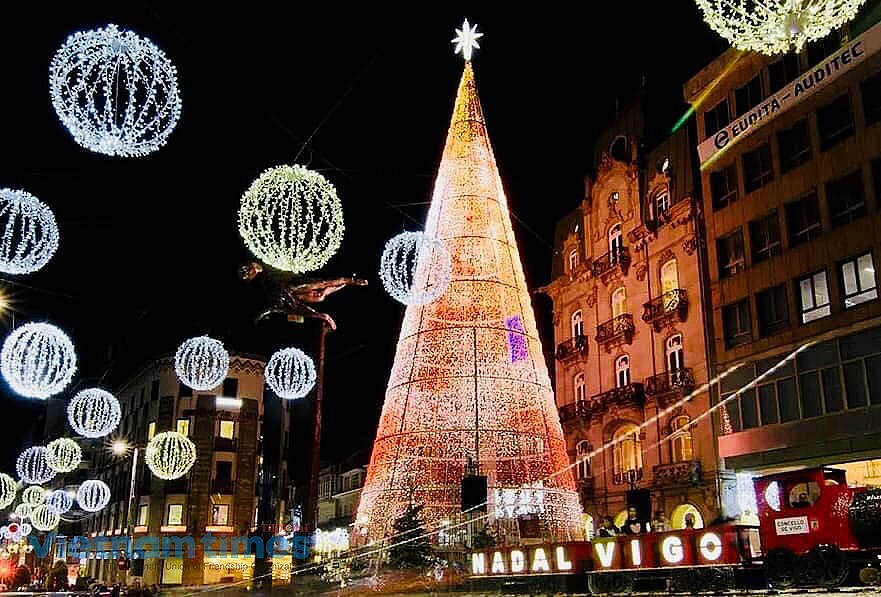 Vietnamese Celebrating Christmas From All Over the Globe