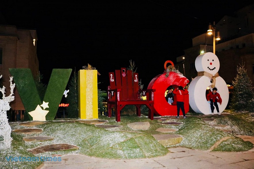 Vietnamese Celebrating Christmas From All Over the Globe