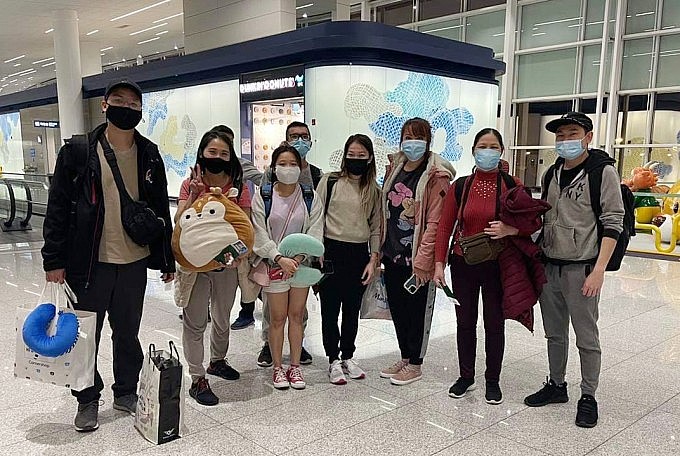 In South Korea, a group of Vietnamese returnees waits to catch an aircraft to Cambodia on their way back to Vietnam. They arrived home safely on December 7, 2021, after finishing their quarantine obligations. VnExpress took the photo.