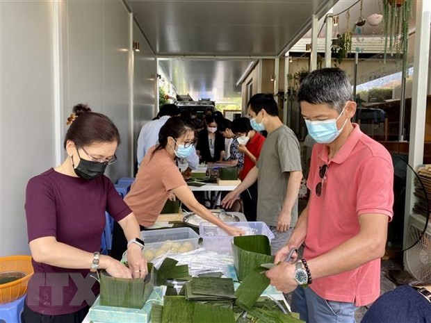 Vietnamese Community In Australia Makes Chung Cake To Raise Charity Fund