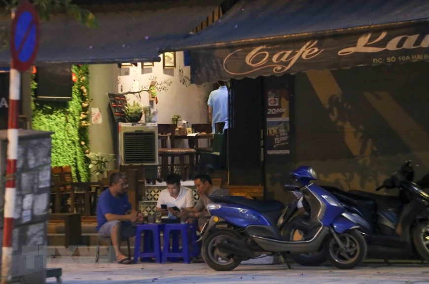 Hanoi residents ignore crowd gathering ban to exercise in public spaces