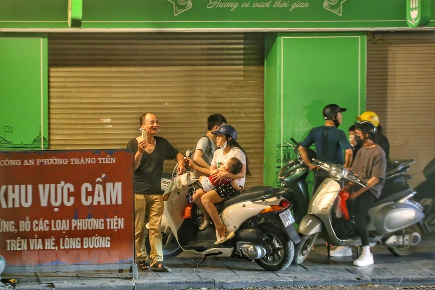 Hanoi residents ignore crowd gathering ban to exercise in public spaces