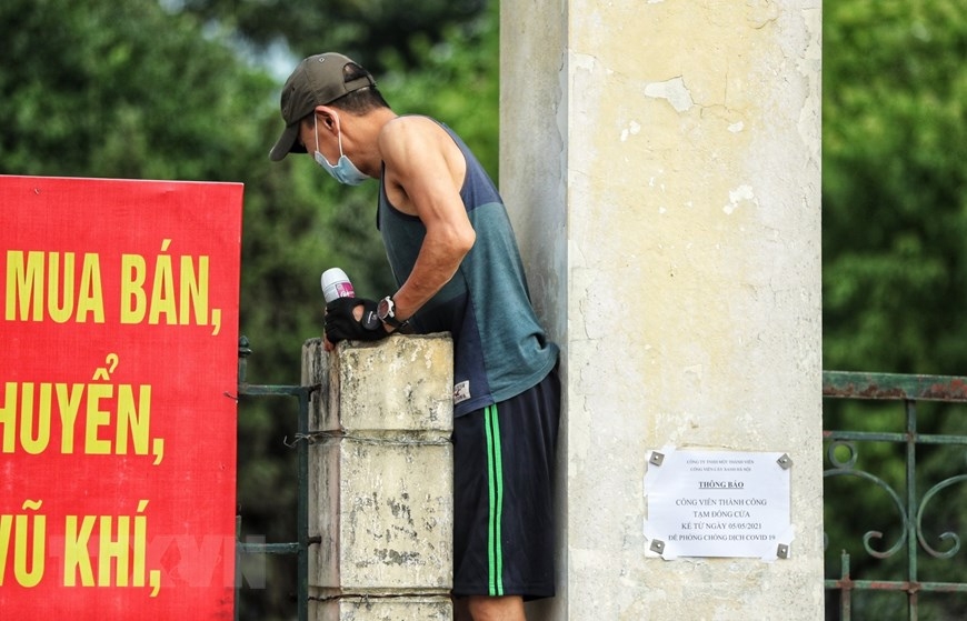 Hanoi residents ignore crowd gathering ban to exercise in public spaces