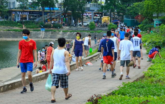 hanoi residents ignore crowd gathering ban to exercise in public spaces