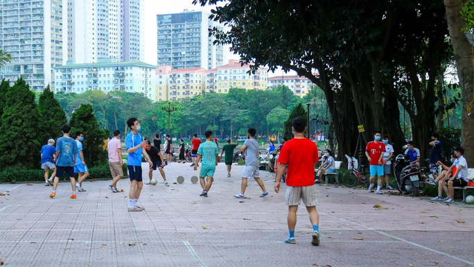 Hanoi residents ignore crowd gathering ban to exercise in public spaces