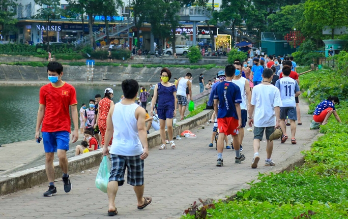 Hanoi residents ignore crowd gathering ban to exercise in public spaces