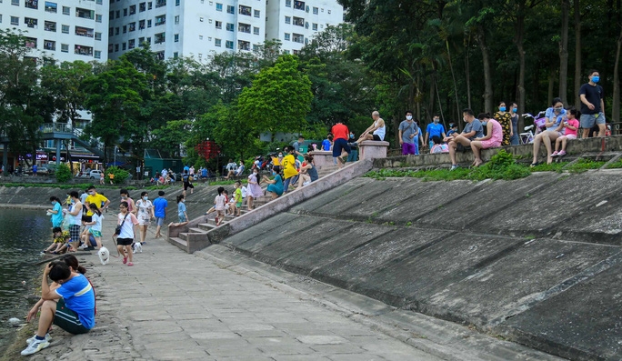 Hanoi residents ignore crowd gathering ban to exercise in public spaces