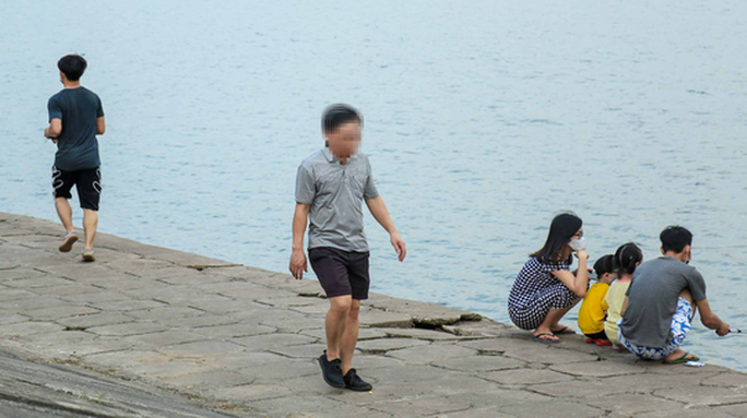 Hanoi residents ignore crowd gathering ban to exercise in public spaces