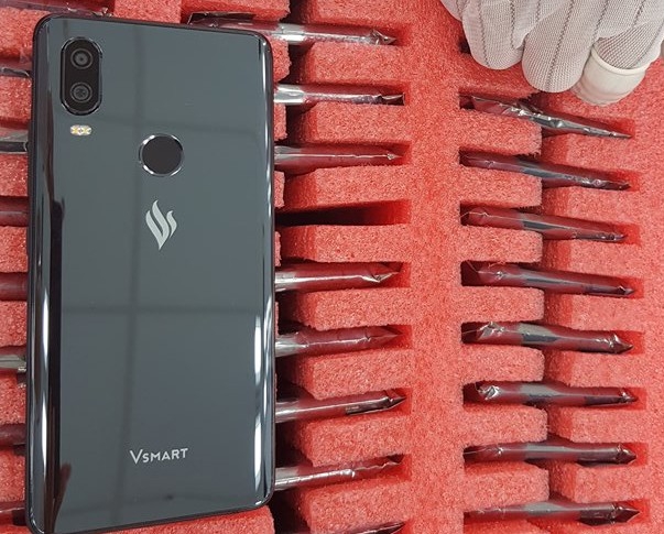 VinGroup's smartphones on the hunt before production halts