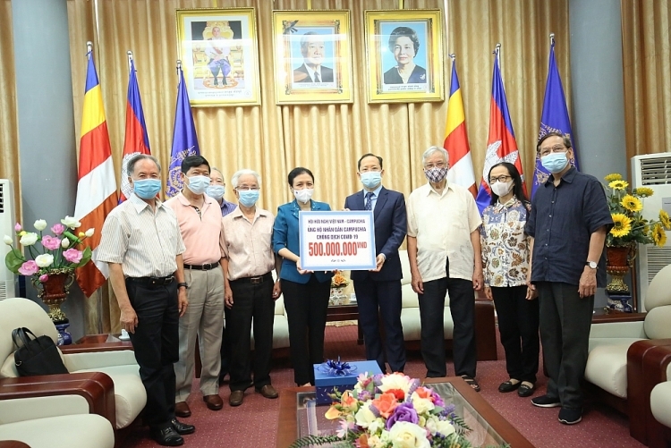 Friendship associations provide 500 million VND in aid for Cambodia's Covid fight