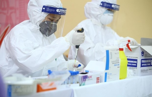 A medical worker is conducting COVID-19 testing. (Photo: VNA)