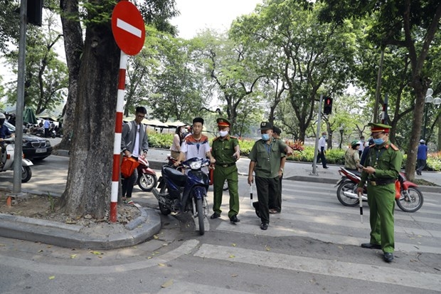 Strict punishment is handed out to anyone who does not wear face mask in public places. (Photo: VNA)