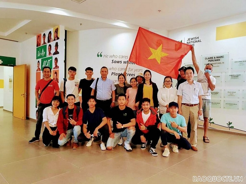 Ambassador Do Minh Hung visited Vietnamese students in AICAT center in 2020. Photo: TG&VN