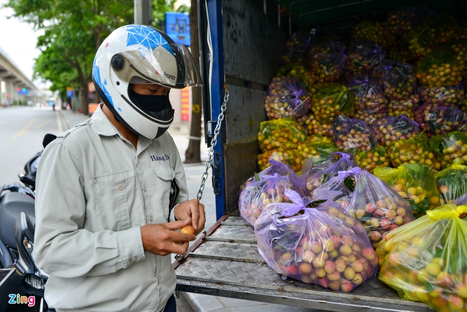 “I saw the lychee truck when I was on the way back home from work so I stopped in to buy some to support farmers. The lychees are very juicy. It’s best to enjoy it on hot days like this,” Tran Viet Hung, a 54-year-old customer in Ha Dong district told Zing News.