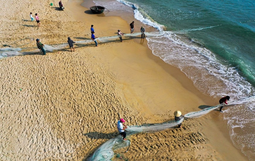 In Photos: Fishermen in Da Nang pull up fishing nets