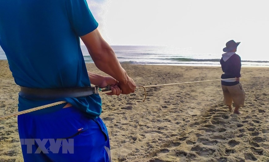 In Photos: Fishermen in Da Nang pull fishing nets by walking backward