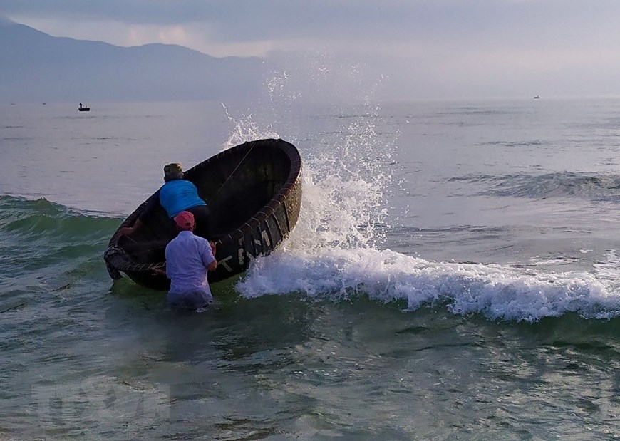 In Photos: Fishermen in Da Nang pull fishing nets by walking backward