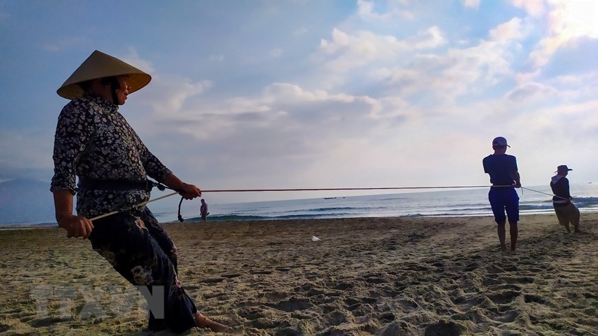 In Photos: Fishermen in Da Nang pull fishing nets by walking backward