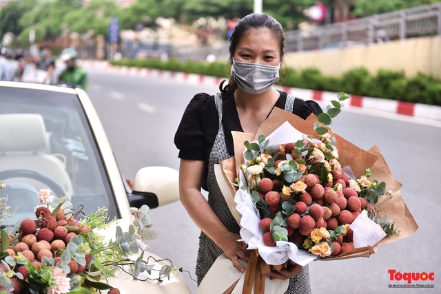 wedding car decorated with bac giang lychees goes viral