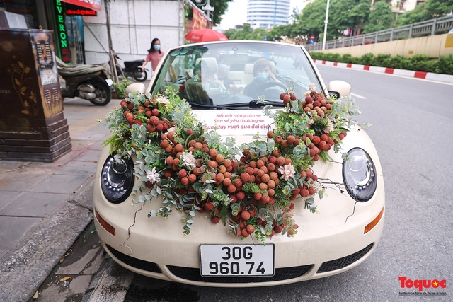 It took her two hours to finish the decoration. She hoped thanks to the unique idea, more people will get to know Bac Giang lychees, especially Luc Nam lychees.