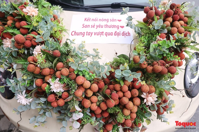 Wedding car decorated with Bac Giang lychees goes viral