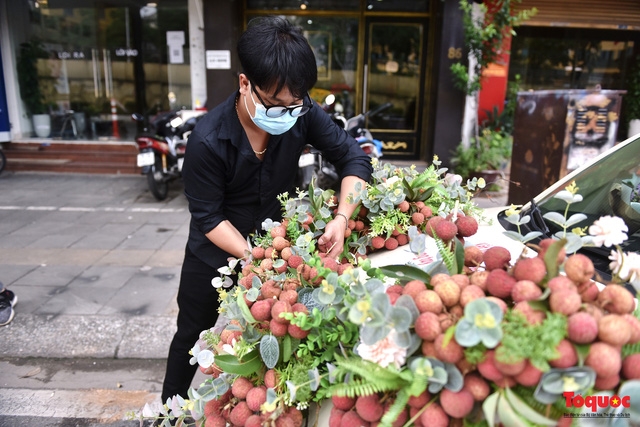 Wedding car decorated with Bac Giang lychees goes viral