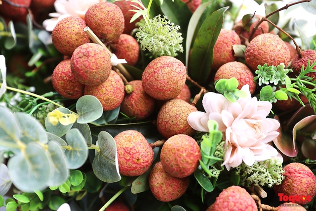 Wedding car decorated with Bac Giang lychees goes viral