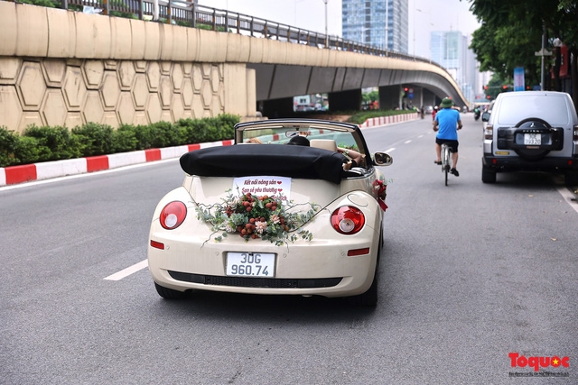 Wedding car decorated with Bac Giang lychees goes viral