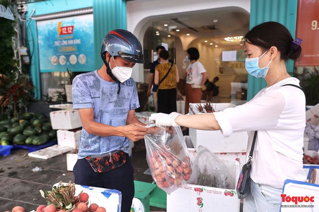 Wedding car decorated with Bac Giang lychees goes viral