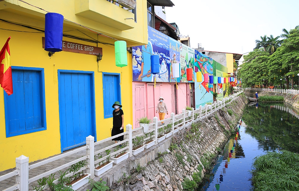Lakeside dumping area transformed in Hanoi