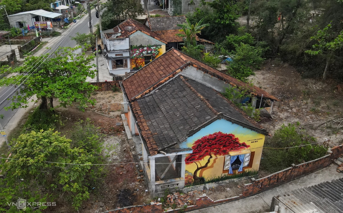 The walls of one-storey houses that were previously covered with moss are now covered with colorful murals. The mural village has a high population density. Paintings on houses located close to each other make the village look more vivid.