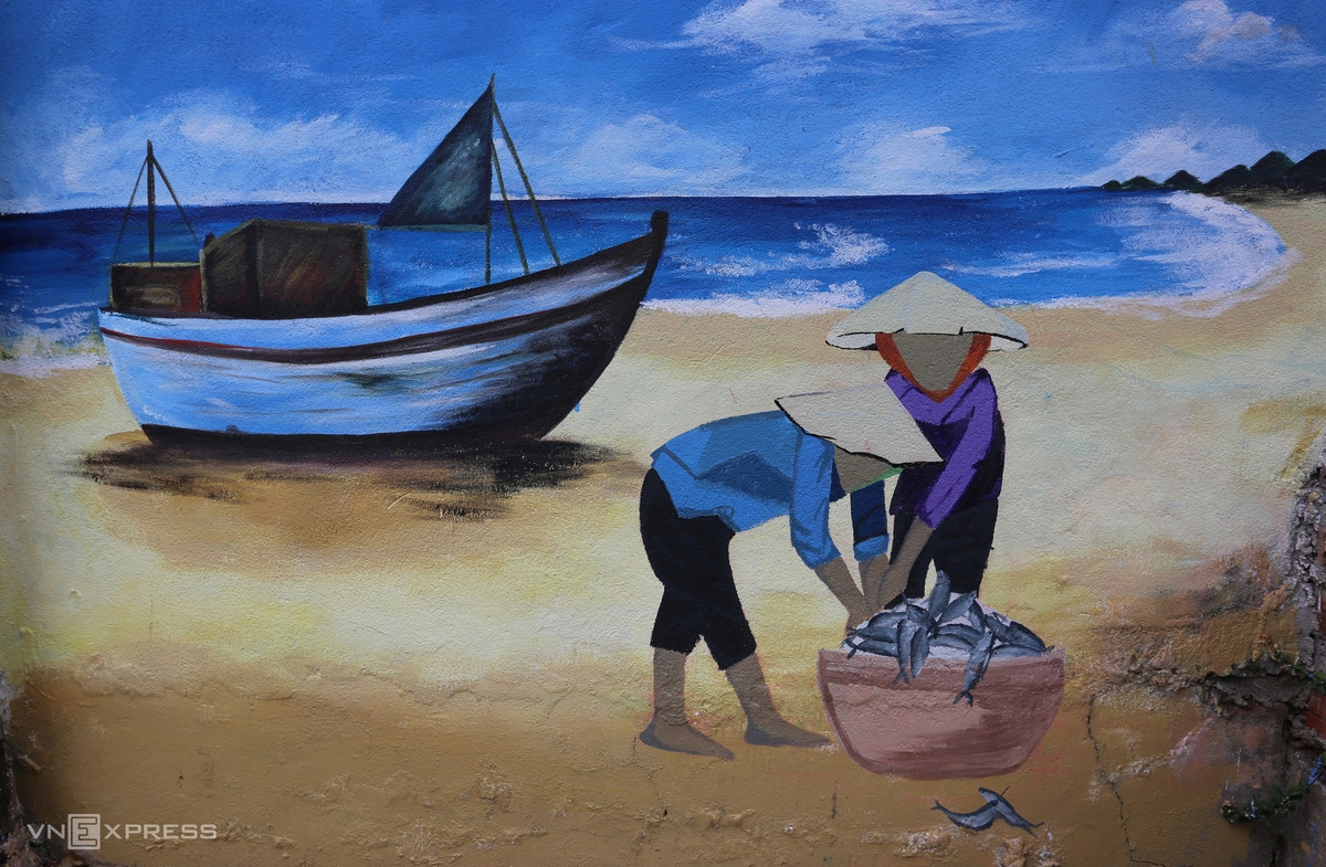 A painting shows women in a fishing village bring fish to the market for sale when the boat arrives on shore.