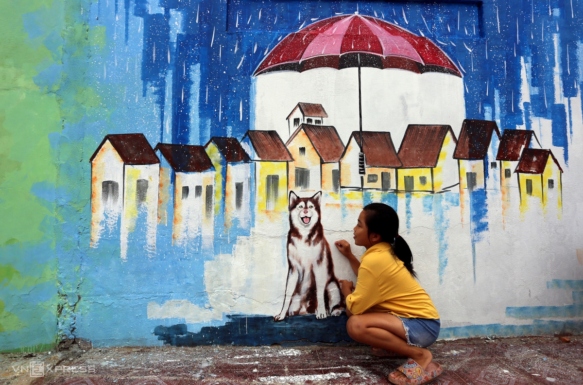 The children of the mural village are delighted at the picture of a dog and houses standing side by side.