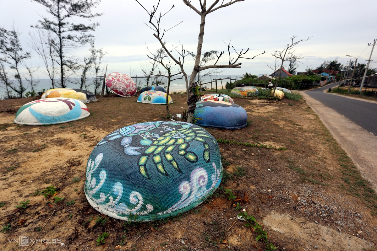 Visitors to the village can enjoy not only murals but also basket boat art road along the beach.