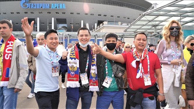 Vietnamese youths in Russia help football fans get Euro 2020 tickets