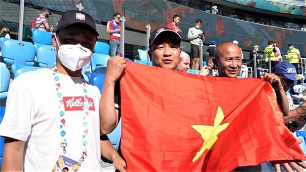 Vietnamese youths in Russia help football fans get Euro 2020 tickets